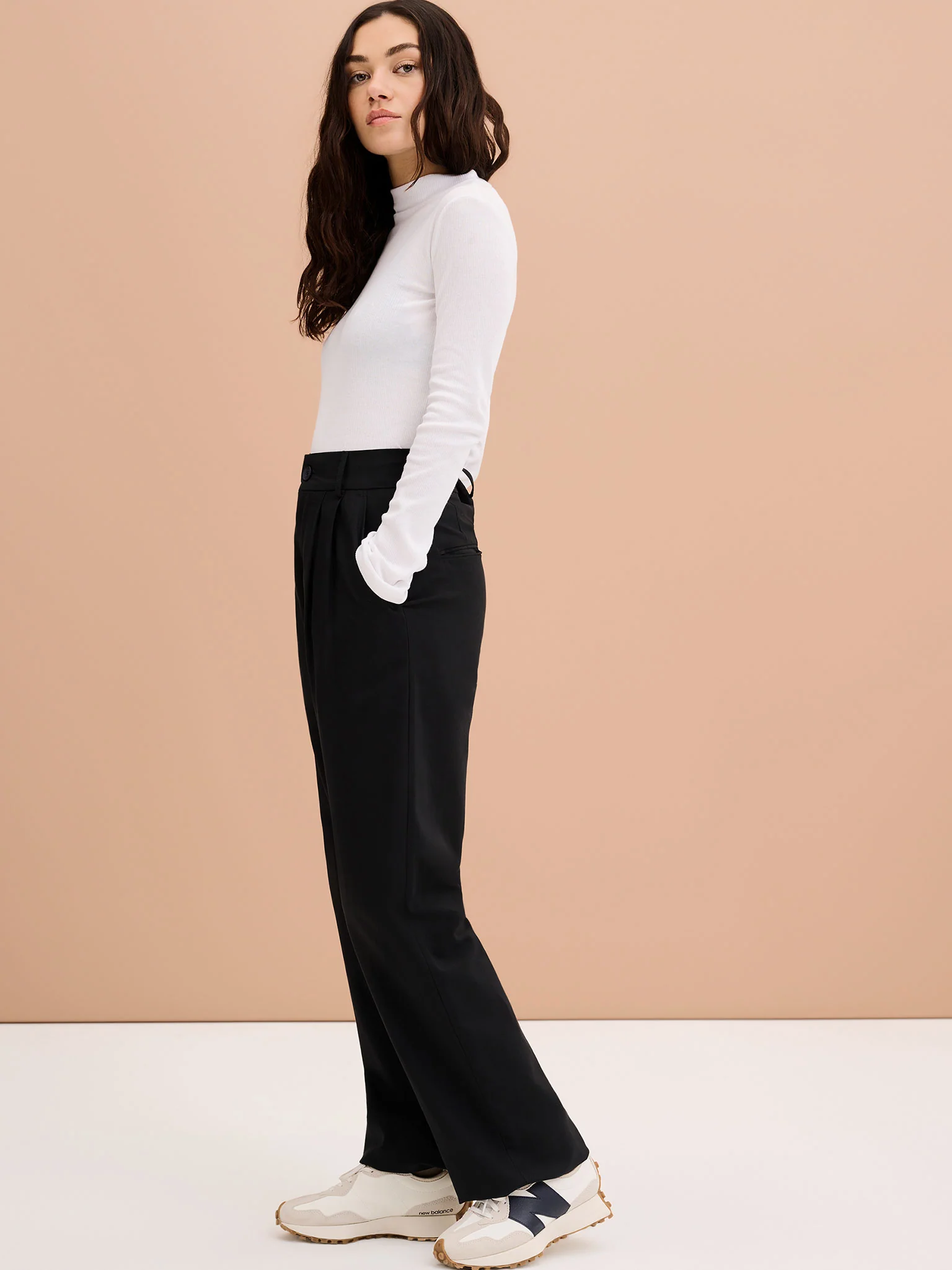 Cinnamon Short Trouser in Black - Image 2